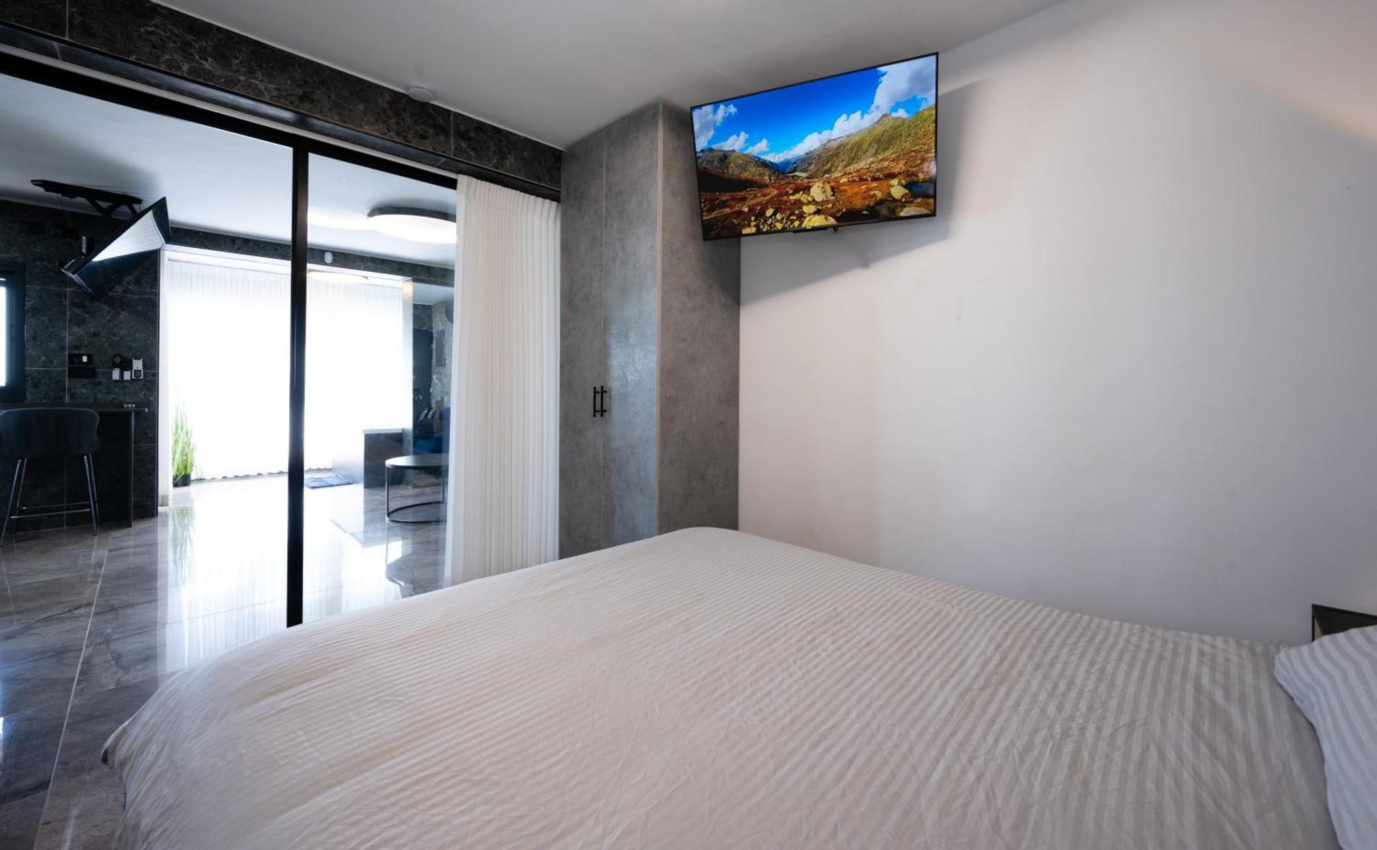 מבנים בים 77 Suites At Sea ハイファ エクステリア 写真