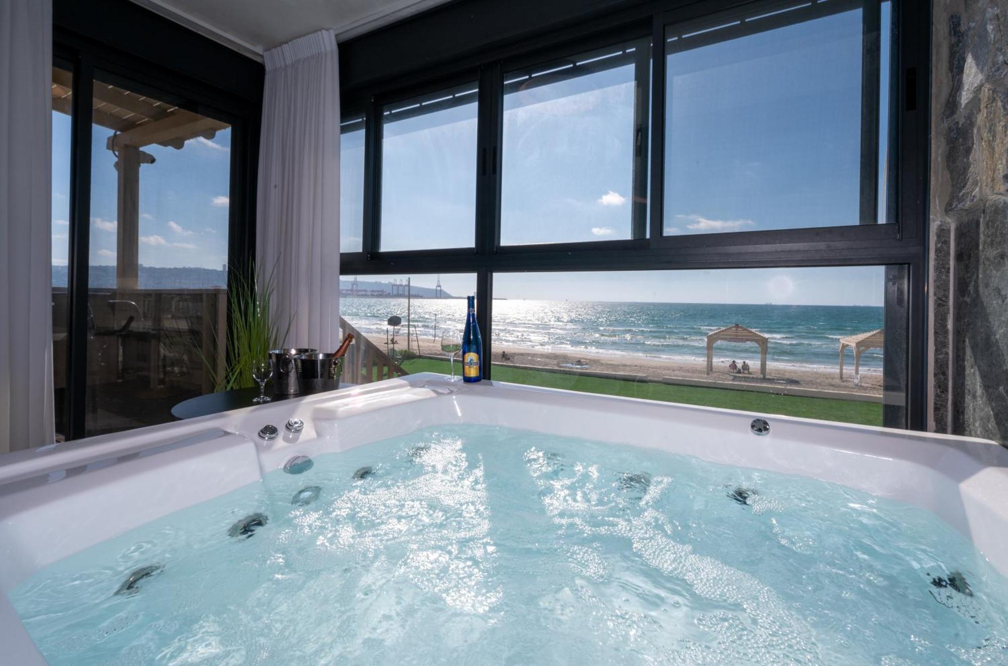 מבנים בים 77 Suites At Sea ハイファ エクステリア 写真