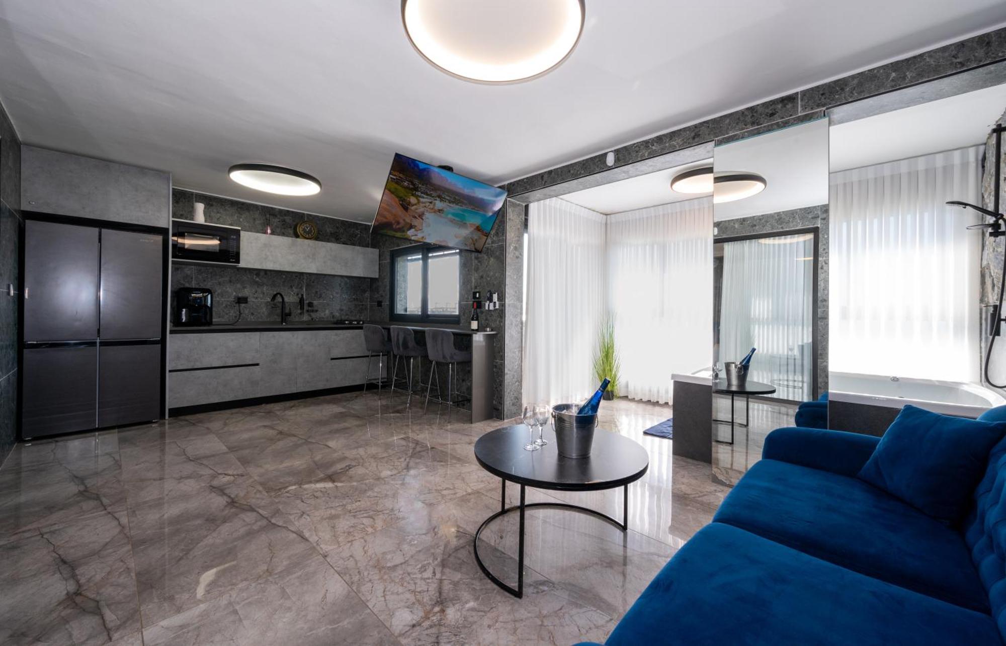 מבנים בים 77 Suites At Sea ハイファ エクステリア 写真